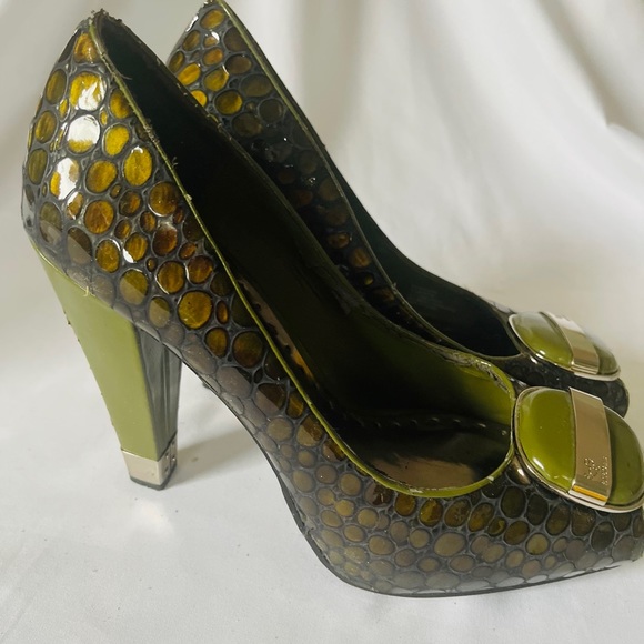 BCBGIRLS green snakeskin pumps - Picture 2 of 4